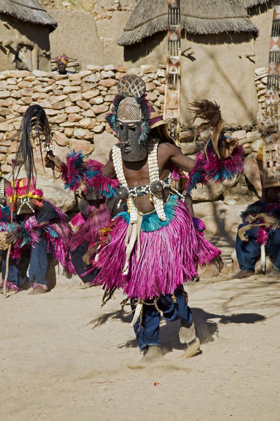 成年人,一个人,竖图,彩色,椰子,非洲,马里,仅一个男性,表演,乡村,衣服,粉色,社区,摄影,峭壁,五颜六色,色彩斑斓,草裙,典礼,五彩缤纷,五彩斑斓,阿非利加洲,马里共和国,西非,五光十色,莫普提,莫普提区,紫贝,男人,舞者,彩图,传统服装,舞蹈,传统文化,联合国教科文组织