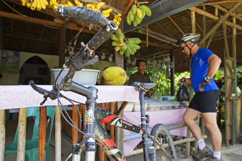 两个人,横图,室外,旅游,自行车,马来西亚,亚洲,食品,饮食,车,脚踏车,骑,交通工具,骑车,摄影,东南亚,载具,热带雨林,婆罗洲,加里曼丹岛,婆罗洲岛,马来西亚联邦,沙巴州,彩图,旅行,咖啡馆,雨林