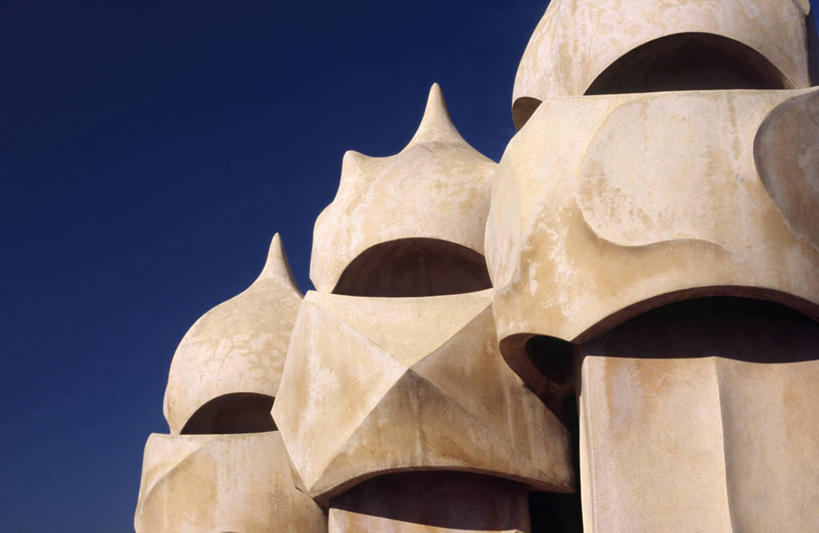 无人,工程师,建筑师,横图,烟囱,城市,建筑,雕塑,西班牙,欧洲,巴塞罗那,艺术,屋顶,地形,公寓,现代,风景,地标建筑,个性,摄影,文学,加泰隆尼亚,采石场,格拉西亚大道,管理,建筑工程师,设计,彩图,旅行,画则师,图则师,则师,评估,人员,联合国教科文组织,超现实主义,流派,艺术流派,安东尼奥.高迪,高迪