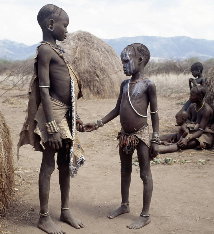 儿童,成年人,一个人,竖图,室外,宠物,狗,项链,花盆,珠宝,非洲,埃塞俄比亚,珠子,皮革,头顶,摄影,手镯,运送,非洲文化,女孩,女人,非洲人,彩图,传统服装,传统文化,家务劳动