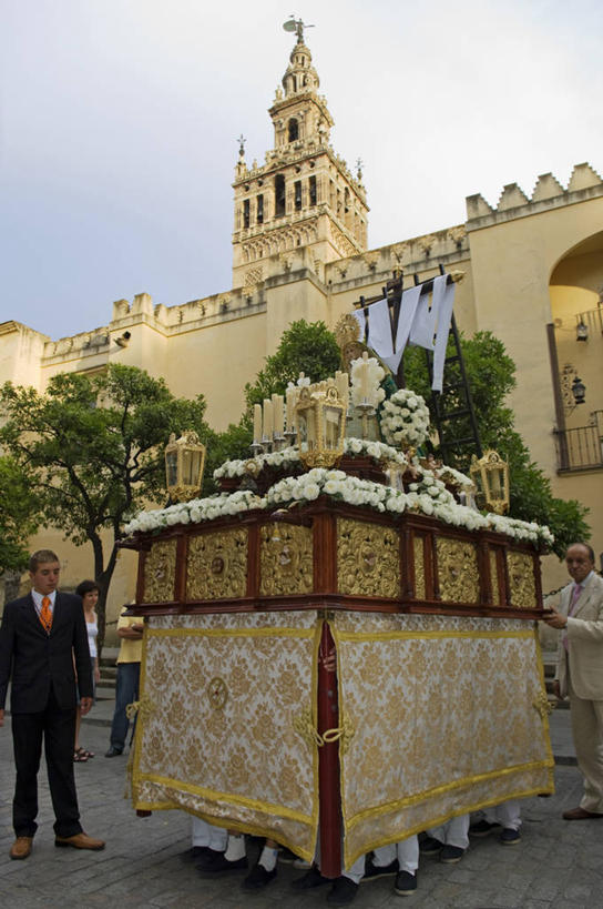 兄弟,竖图,西班牙,欧洲,节日,庆祝,装饰,十字架,文化,车,交通工具,祈祷,健康,许愿,摄影,宗教,彩车,信仰,纪念,华丽,修饰,祈求,点缀,基督教,天主教,载具,游行,安达路西亚,塞维尔,衬托,美观,雅致,雅观,平安,男性,彩图,大教堂