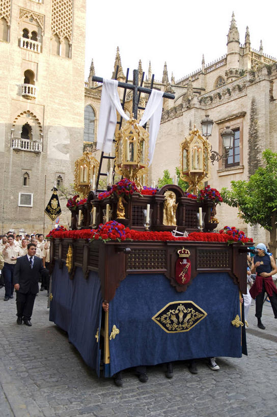 兄弟,竖图,西班牙,欧洲,节日,庆祝,装饰,十字架,文化,车,花,交通工具,祈祷,健康,许愿,摄影,宗教,彩车,信仰,纪念,华丽,修饰,祈求,点缀,基督教,天主教,载具,游行,安达路西亚,塞维尔,衬托,美观,雅致,雅观,平安,男性,彩图,大教堂