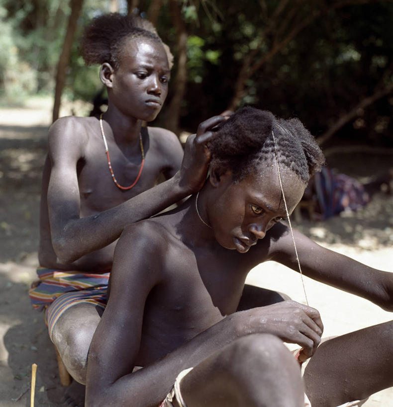 少年,成年人,两个人,竖图,室外,非洲,埃塞俄比亚,乡村,摄影,麻花辫,男人,发型,彩图,传统文化