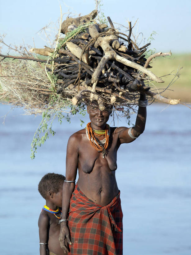 儿童,成年人,一个人,站,竖图,室外,河流,非洲,埃塞俄比亚,河岸,乡村,运输,头顶,摄影,运送,装货,牧人,女孩,女人,步行,彩图,传统服装,柴火,传统文化