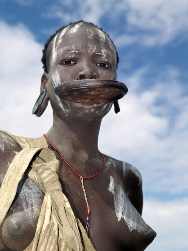 成年人,秃头,一个人,竖图,室外,项链,非洲,埃塞俄比亚,仅一个女性,伸展,珠子,人体,摄影,皮肤,肖像,非洲文化,耳饰,唇盘,女人,光头,无发,彩图,传统服装