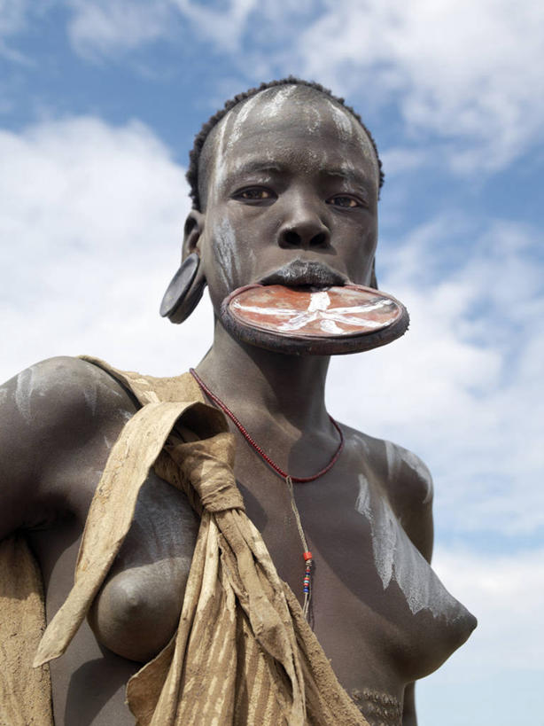 成年人,秃头,一个人,竖图,室外,项链,非洲,埃塞俄比亚,仅一个女性,伸展,珠子,人体,摄影,皮肤,肖像,非洲文化,耳饰,唇盘,女人,光头,无发,彩图,传统服装