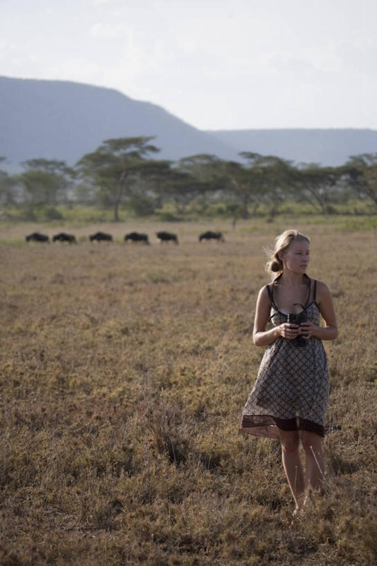 成年人,一个人,竖图,室外,旅游,野生动物,非洲,坦桑尼亚,仅一个女性,行人,游客,游人,路人,旅客,动物,地标建筑,摄影,迁徙,国家公园,非洲大羚,塞伦盖蒂国家公园,蓝牛羚,过客,女人,彩图,旅行,联合国教科文组织