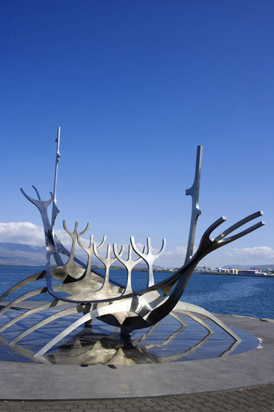 无人,竖图,抽象,探险,北极,海洋,山,水,城市,船,金属制品,雕塑,欧洲,冰岛,艺术,金属,雕像,岛,海岸线,艺术品,海湾,首都,现代,蓝色,天空,地标建筑,大西洋,战争,艺术家,运输,摄影,气象,复杂,气候,客船,北欧,手艺,代表,北半球,万里无云,探险家,雷克雅未克,美术工艺,海滩,彩图,旅行,海港,名声,河口