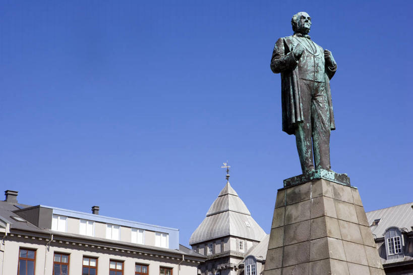 成年人,一个人,商务人士,商务男性,办公室,竖图,衬衫,商务,北极,城市,街道,雕塑,欧洲,冰岛,仅一个男性,套装,艺术,雕像,公文包,岛,城镇,艺术品,首都,图像,现代,衣服,社区,职业,摄影,气象,复杂,气候,企业,公司,北欧,手艺,商务装,工薪阶层,北半球,雷克雅未克,美术工艺,男人,白领,上班族,步行,彩图,衬衣,苦差事