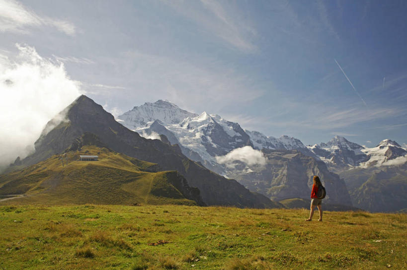 成年人,一个人,横图,室外,旅游,度假,草地,山,山脉,瑞士,欧洲,阿尔卑斯山,仅一个女性,地形,娱乐,草,绿色,风景,享受,休闲,放松,摄影,阿尔卑斯山脉,少女峰,艾格峰,冒险,女人,步行,彩图