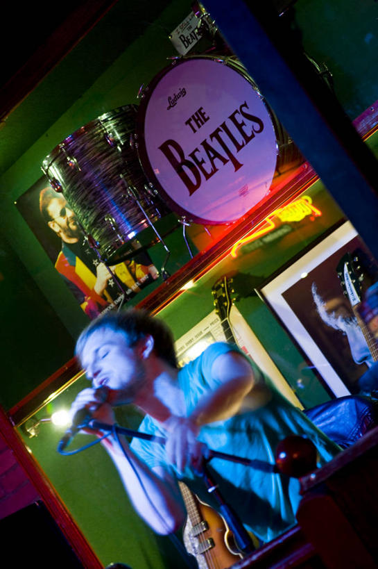 成年人,一个人,音乐厅,酒吧,竖图,英国,欧洲,仅一个男性,表演,音乐,英格兰,摄影,洞穴,音乐人,英国文化,利物浦,男人,歌手,彩图,旅行,摇摆舞,披头士