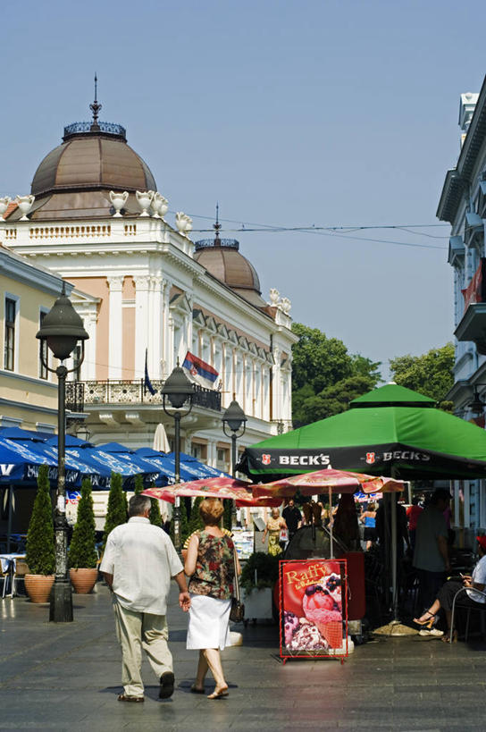 竖图,室外,吃饭,欧洲,行人,首都,阳伞,摄影,塞尔维亚,彩图,咖啡馆,林荫大道