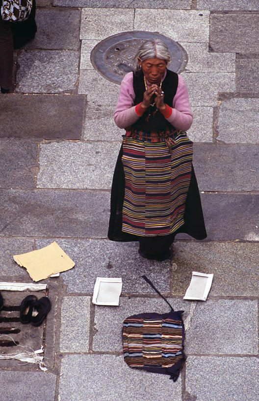 成年人,一个人,竖图,建筑,亚洲,仅一个女性,古城,首都,拉萨,祈祷,摄影,宗教,佛教,神殿,中国文化,西藏自治区,大昭寺,灵性,女人,彩图,朝拜者,焦油