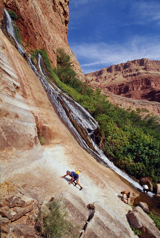 游泳,成年人,一个人,竖图,白天,瀑布,水,峡谷,美国,仅一个男性,行人,游客,游人,阴影,墙,光,悬崖,层次,大峡谷,路人,旅客,小溪,自然,放松,摄影,洞穴,流动,亚利桑那,岩层,大峡谷国家公园,过客,死水,男人,美国人,岩石,洗涤,彩图,洞室