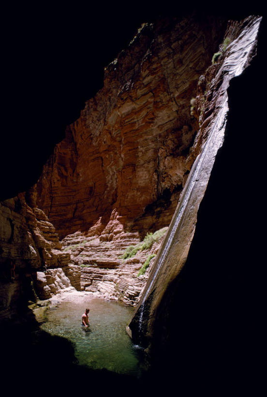 游泳,成年人,一个人,竖图,白天,瀑布,水,峡谷,美国,仅一个男性,行人,游客,游人,阴影,墙,光,悬崖,层次,大峡谷,路人,旅客,小溪,自然,放松,摄影,洞穴,流动,亚利桑那,岩层,大峡谷国家公园,过客,死水,男人,美国人,岩石,洗涤,彩图,洞室