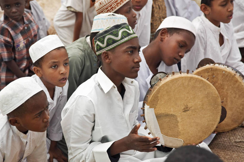 儿童,成年人,学生,横图,帽子,非洲,肯尼亚,表演,长袍,乐器,音乐,白色,祈祷,摄影,宗教,手鼓,伊斯兰教,非洲文化,阿伦岛,男孩,男人,彩图,旅行