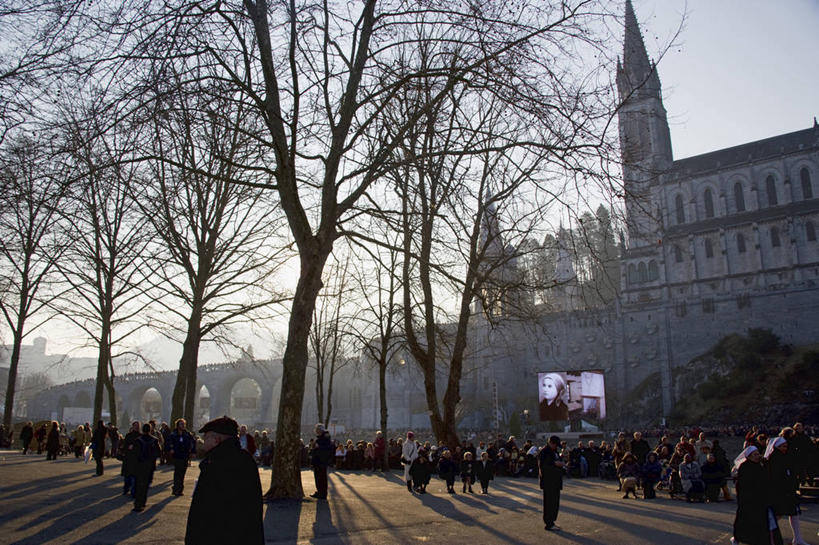 成年人,教堂,横图,建筑,法国,欧洲,节日,文化,祈祷,健康,许愿,摄影,宗教,信仰,纪念,祈求,基督教,天主教,典礼,法国文化,卢尔德,平安,男人,女人,彩图,旅行
