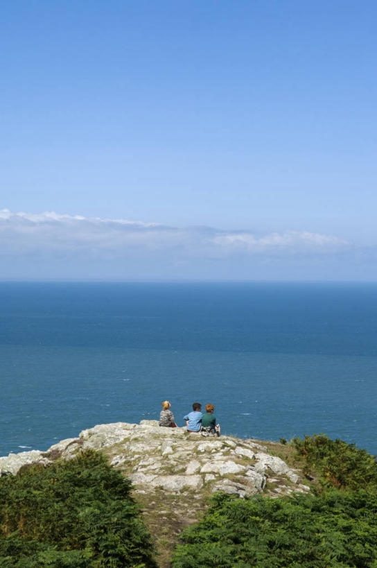 儿童,竖图,室外,旅游,度假,英国,行人,游客,游人,地形,娱乐,路人,旅客,风景,享受,休闲,放松,摄影,威尔士,北海,欧洲蕨,过客,彭布罗克郡,男孩,海滩,步行,彩图