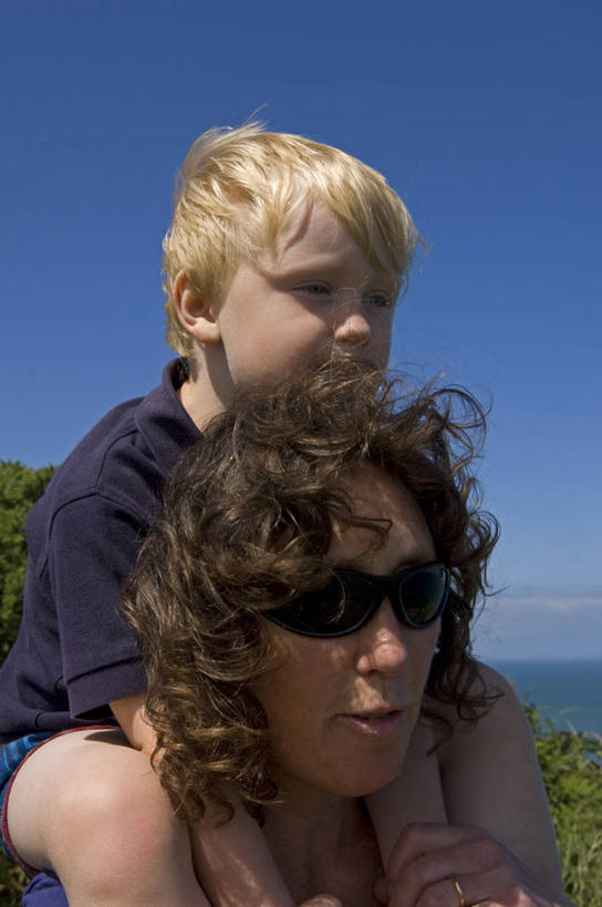 儿童,成年人,两个人,家庭,母亲,女儿,儿子,竖图,室外,旅游,度假,英国,行人,游客,游人,娱乐,路人,旅客,太阳镜,享受,休闲,温暖,温馨,一家人,放松,摄影,和睦,运送,威尔士,北海,欧洲蕨,过客,彭布罗克郡,男孩,男性,女人,海滩,步行,彩图,融洽