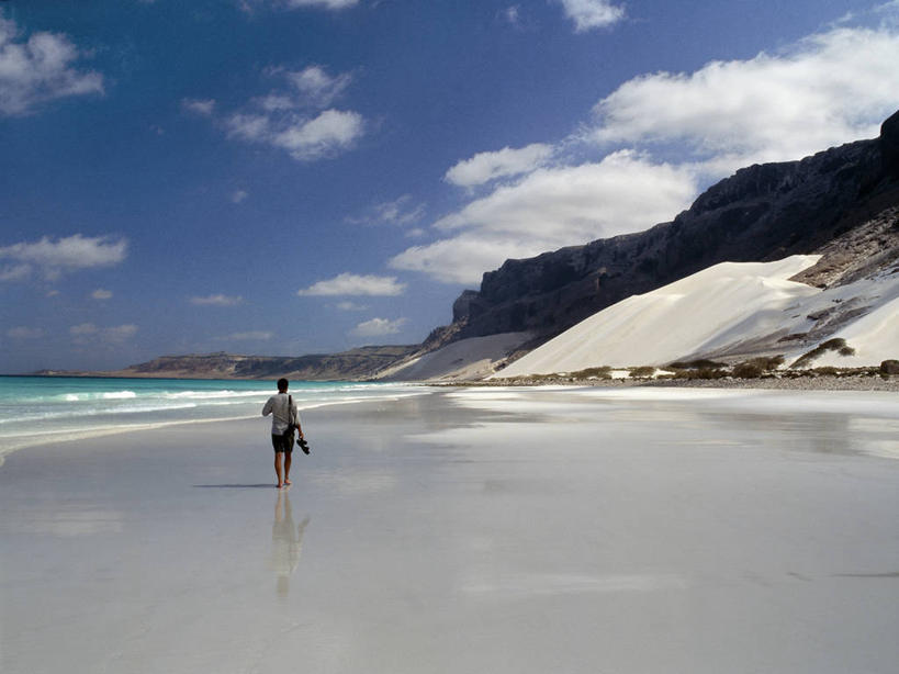 成年人,一个人,横图,室外,也门,仅一个男性,沙子,岛,海岸线,悬崖,沙丘,摄影,印度洋,男人,海滩,群岛,步行,彩图,独处,阿拉伯海