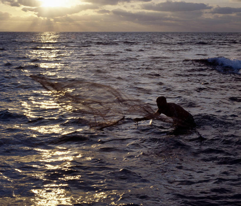 成年人,一个人,渔夫,竖图,渔业,也门,仅一个男性,网,鱼类,社区,摄影,印度洋,鱼网,男人,群岛,彩图,钓鱼,阿拉伯海