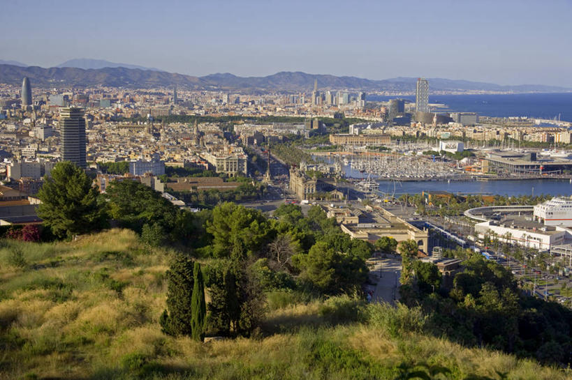 横图,室外,旅游,度假,美景,山,城市风光,城市,建筑,西班牙,欧洲,巴塞罗那,行人,游客,游人,景观,娱乐,路人,旅客,享受,休闲,景色,放松,摄影,加泰隆尼亚,蒙特瑞克山,过客,彩图,旅行,海港