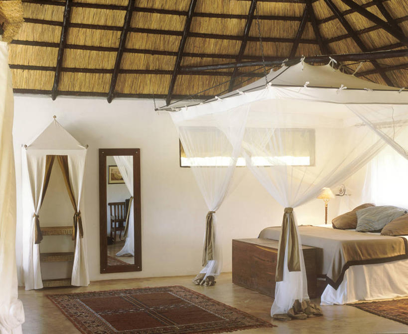 成年人,一个人,坐,横图,室内,留白,满意,河流,卧室,酒店,椅子,非洲,赞比亚,仅一个女性,木制,河岸,看,放松,读书,摄影,享乐,华贵,蜜月,女人,彩图,门廊,南卢安瓜国家公园,独处