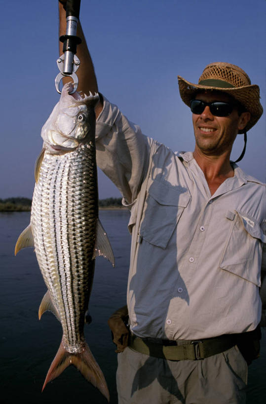 儿童,一个人,竖图,彩色,纯洁,河流,纺织品,非洲,赞比亚,仅一个男性,仅一个人,小贩,小孩,仅一个小孩,可爱,童年,童趣,摄影,五颜六色,色彩斑斓,创造力,出示,手艺,五彩缤纷,贩卖,童真,烂漫,无邪,非洲文化,五彩斑斓,卢安瓜河,式样,五光十色,天真,男孩,男人,男性,孩子,商人,彩图,男生,传统文化