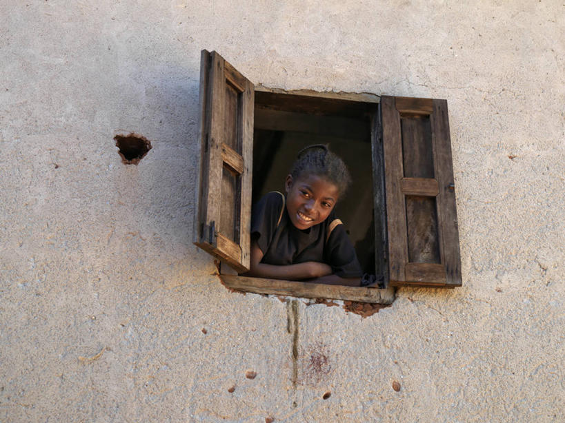 儿童,一个人,微笑,竖图,快乐,纯洁,帽子,非洲,马达加斯加,仅一个女性,仅一个人,织物,小孩,社区,仅一个小孩,可爱,童年,童趣,摄影,童真,烂漫,无邪,天真,女孩,女人,女性,孩子,彩图,女生,美人,酒椰,机织物