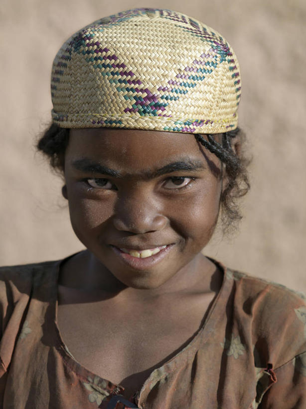 儿童,一个人,微笑,竖图,快乐,纯洁,帽子,非洲,马达加斯加,仅一个女性,仅一个人,织物,小孩,社区,仅一个小孩,可爱,童年,童趣,摄影,童真,烂漫,无邪,天真,女孩,女人,女性,孩子,彩图,女生,美人,酒椰,机织物