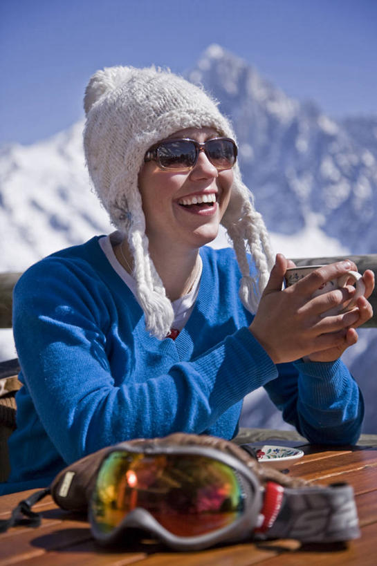 儿童,成年人,一个人,微笑,竖图,度假,山,山脉,帽子,法国,车,饮料,交通工具,摄影,雪橇,载具,滑雪镜,雪橇车,霞慕尼,滑雪运动,女孩,女人,彩图