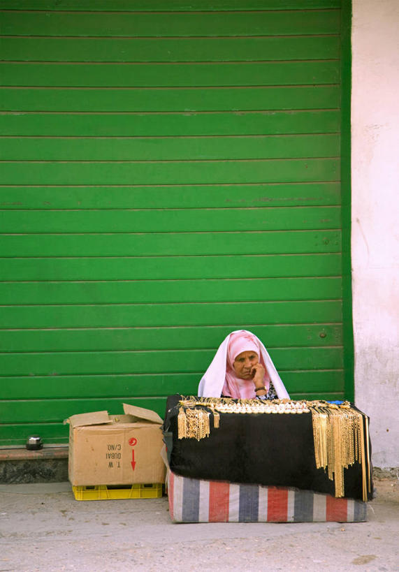 成年人,一个人,竖图,城市,道路,街道,路,公路,非洲,利比亚,仅一个女性,小贩,市场,交通,货摊,摄影,面纱,伊斯兰教,地中海文化,近景,销售,贩卖,北非,女人,马路,彩图