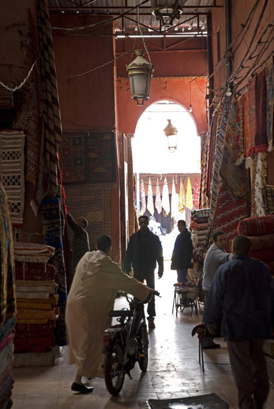 商店,竖图,购物,旅游,度假,消费,地毯,街道,纺织品,非洲,摩洛哥,行人,游客,游人,装饰,工作,毛毯,毯子,市场,历史,货摊,路人,旅客,纺织,工艺品,垫子,社区,温暖,摄影,华丽,修饰,点缀,忙碌,贩卖,贸易,北非,衬托,美观,雅致,雅观,阿非利加洲,摩洛哥王国,技能,马拉喀什,美术工艺,过客,摩洛哥文化,彩图,旅行,传统文化,赛尔