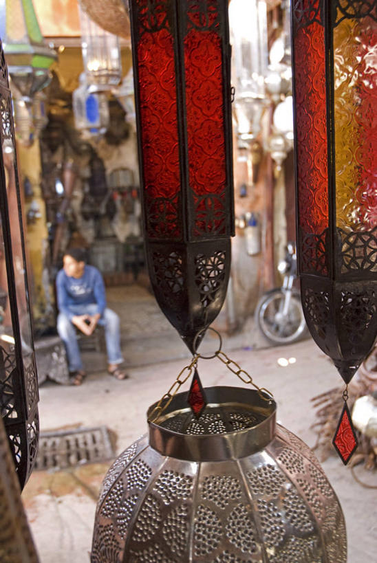 成年人,一个人,商店,竖图,购物,旅游,度假,消费,街道,非洲,摩洛哥,仅一个男性,工作,金属,灯笼,市场,货摊,灯,工艺品,摄影,创造力,手艺,贩卖,贸易,北非,工匠,阿非利加洲,摩洛哥王国,技能,马拉喀什,美术工艺,摩洛哥文化,男人,设计,彩图,旅行,传统文化,赛尔