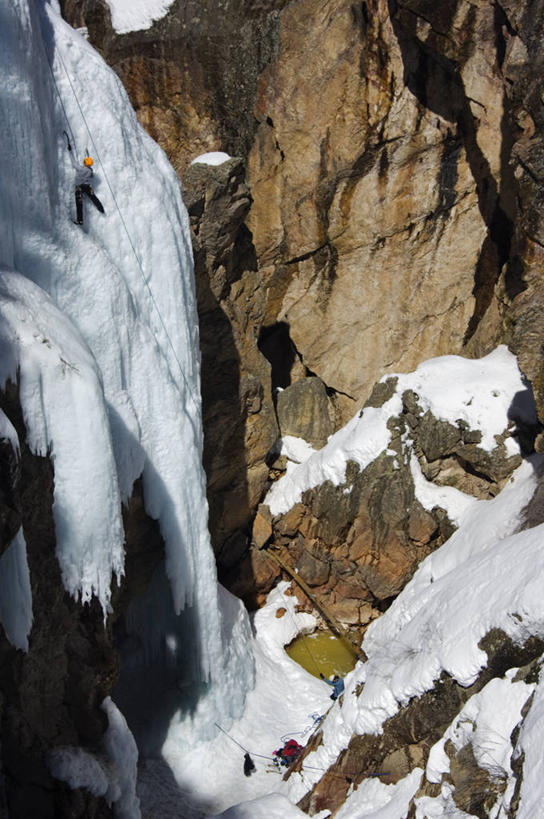 成年人,无人,攀登,竖图,室外,兴奋,运动,瀑布,峡谷,雪,日光,美国,头饰,冰,地形,冬天,冰柱,训练,刺激,白色,自然,绳子,寒冷,摄影,生活方式,动作,攀冰,北美,练习,科罗拉多州,技能,冰爪,冒险,危险,男人,彩图