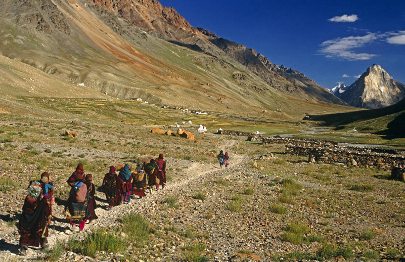 成年人,竖图,室外,马,印度,亚洲,小路,摄影,宗教,佛教,南亚,小马,喜马拉雅山脉,印度共和国,克什米尔,查谟.克什米尔,查谟.克什米尔邦,女人,修女,彩图,喀什米尔,克什米尔地区