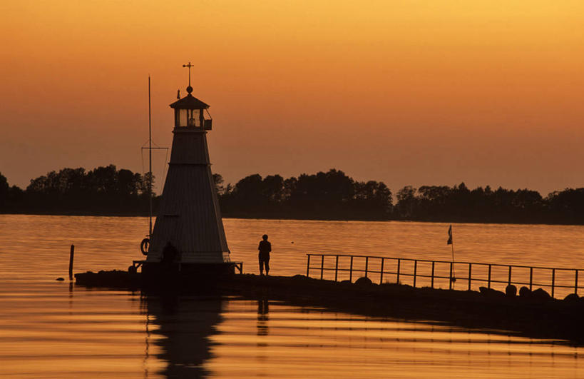 一个人,横图,室外,湖,日落,水,道路,瑞典,欧洲,信息,琥珀,灯塔,交通,方向,橙色,放松,摄影,引导,指引,宁静,斯堪的纳维亚,北欧,斯堪的那维亚,斯堪的那维亚半岛,斯堪的纳维亚半岛,剪影,斯堪狄纳维亚半岛,游艇码头,航标,瑞典王国,韦特恩湖,东约特兰省,彩图,旅行,导航,独处