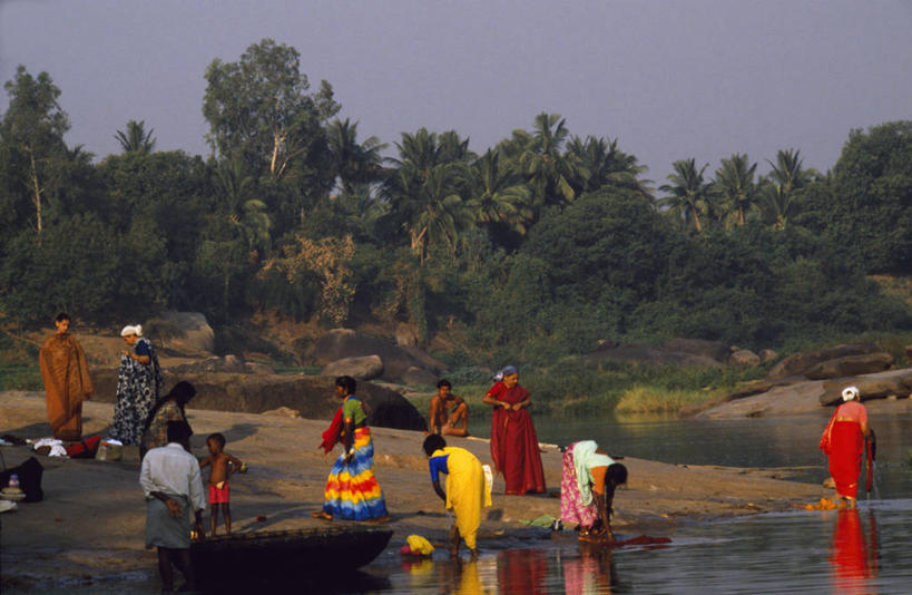 游泳,儿童,成年人,横图,彩色,室外,民族服装,快乐,河流,水,印度,摄影,五颜六色,色彩斑斓,五彩缤纷,朝圣节,卡纳塔克邦,五彩斑斓,潘塔纳尔湿地,五光十色,亨比,男人,女人,洗涤,彩图,传统服装,民俗服,朝拜者