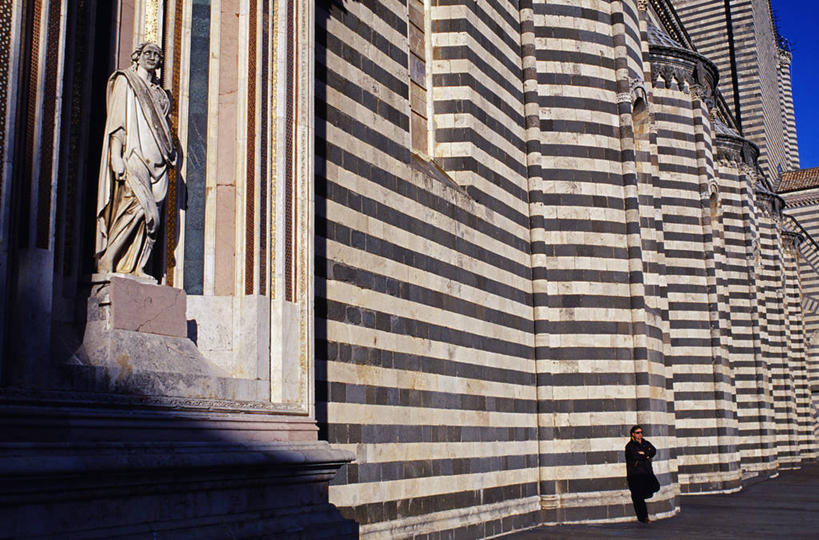 一个人,横图,旅游,时尚,日落,建筑,意大利,欧洲,行人,游客,游人,条纹,雕像,路人,旅客,黄昏,摄影,宗教,宗教建筑,拜访,哥特式风格,翁布里亚大区,式样,过客,古比奥,设计,彩图,大教堂