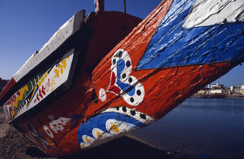 无人,横图,室外,白天,旅游,度假,河流,水,船,塞内加尔,小的,河岸,鱼类,红色,蓝色,白色,休息,运输,摄影,作画,西非,圣路易,休闲活动,彩图,钓鱼,旅行,传统文化