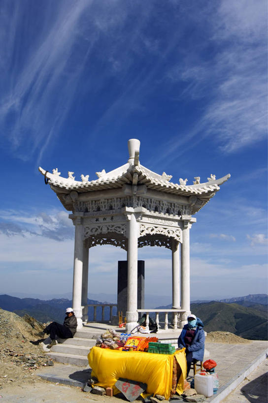 成年人,两个人,竖图,彩色,室外,白天,旅游,商务,消费,美景,山,建筑,五台山,日光,中国,亚洲,地形,景观,货摊,风景,自然,纪念品,景色,零售,摄影,宗教,佛教,五颜六色,环境,色彩斑斓,中国文化,自然风光,五彩缤纷,贸易,东亚,五彩斑斓,晋中,亭台楼阁,五光十色,男人,女人,商人,彩图,传统文化