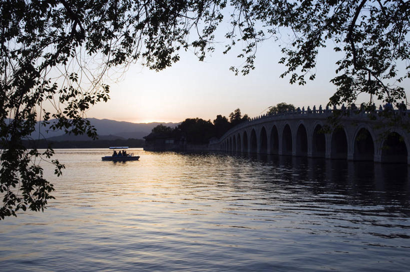 划艇,儿童,横图,全景,室外,旅游,度假,烹饪,纯洁,湖,日落,水,船,北京,日光,中国,亚洲,行人,游客,游人,雕像,地形,拱门,桥,料理,食品,首都,历史,菜肴,美食,路人,旅客,食物,小孩,风景,黄昏,地标建筑,可爱,童年,童趣,摄影,佳肴,保护,中国文化,剪影,童真,东亚,烂漫,无邪,昆明湖,十七孔桥,过客,天真,孩子,彩图,传统文化,联合国教科文组织