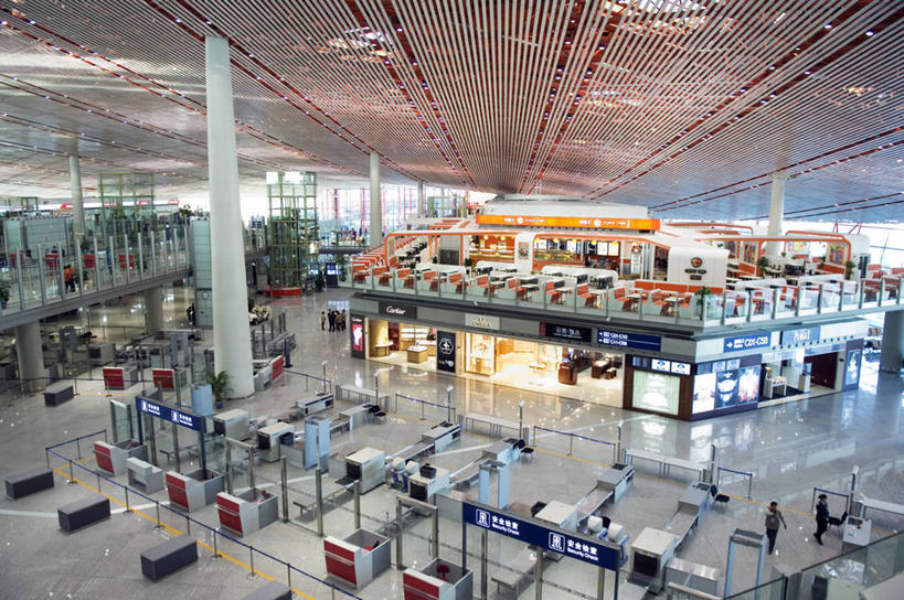 一个人,商店,机场,横图,俯视,彩色,室内,白天,旅游,安全,建筑,北京,亚洲,首都,现代,红色,摄影,五颜六色,色彩斑斓,五彩缤纷,五彩斑斓,五光十色,北京首都国际机场,彩图,高角度拍摄,旅行,安全检查
