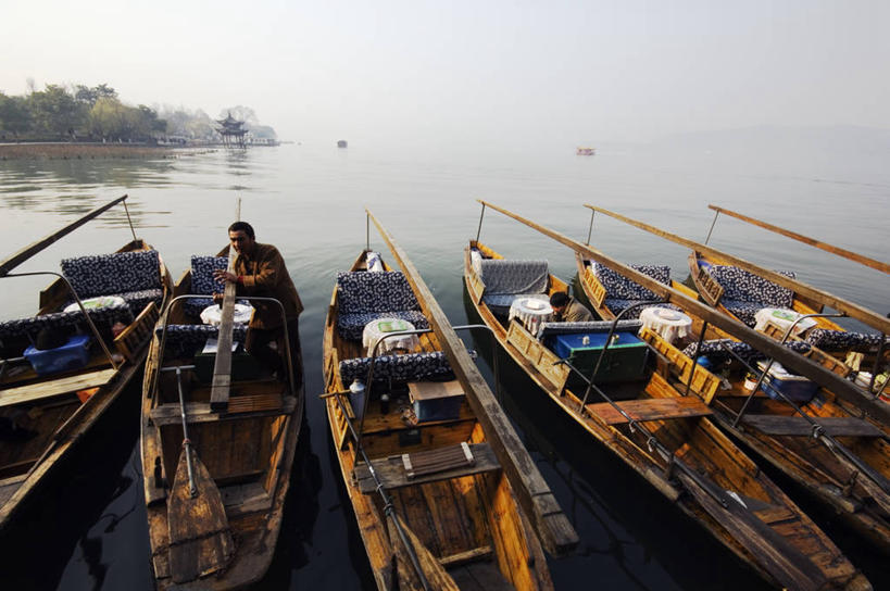 成年人,一个人,横图,室外,白天,旅游,湖,水,船,西湖,亚洲,仅一个男性,地形,浙江省,风景,运输,摄影,杭州,男人,彩图,旅行
