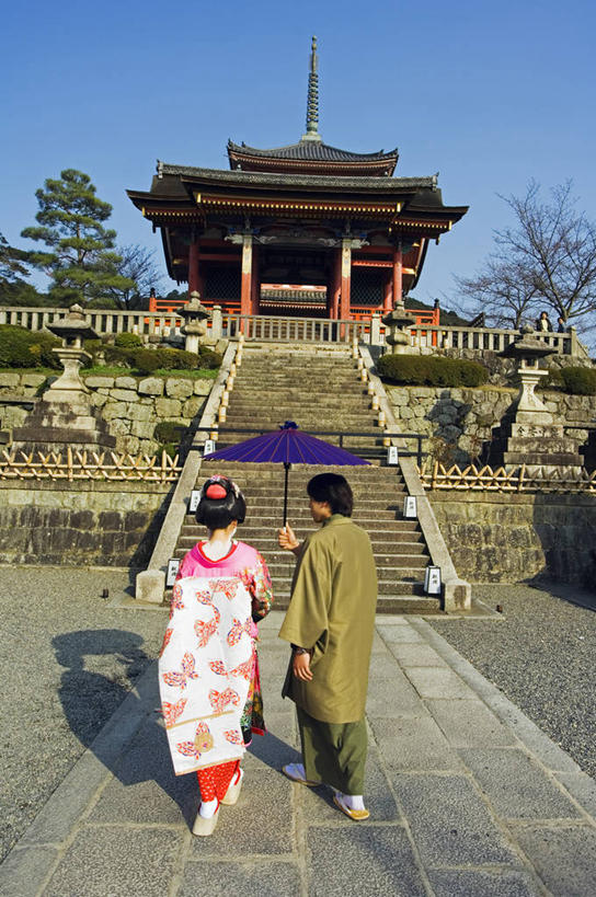 东方人,成年人,两个人,竖图,旅游,热情,建筑,日本,亚洲,行人,游客,游人,和服,日本文化,大门,树荫,阳伞,路人,旅客,台阶,衣服,红色,地标建筑,摄影,宗教,佛教,京都府,神殿,运送,东亚,清水寺,灵性,异性恋,过客,男人,女人,彩图,伴侣,传统文化