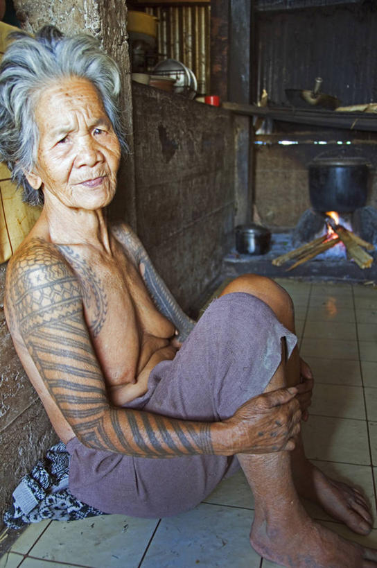 成年人,一个人,家庭,竖图,室内,火,菲律宾,亚洲,仅一个女性,乡村,纹身,社区,温暖,温馨,一家人,摄影,东南亚,和睦,种族,吕宋岛,女人,烹调,彩图,融洽,传统文化