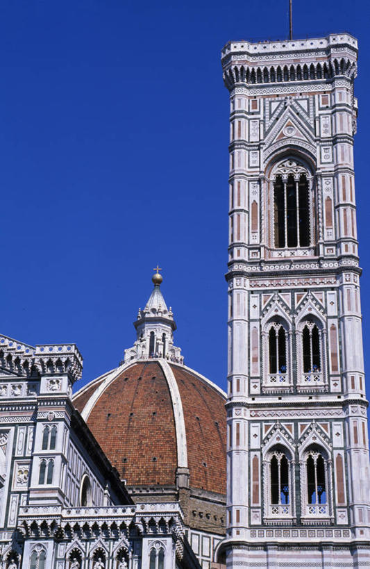 广场,教堂,竖图,黑白,建筑,意大利,欧洲,行人,游客,游人,钟楼,起床,路人,旅客,摄影,圆顶建筑,宗教建筑,托斯卡纳区,过客,彩图,大教堂