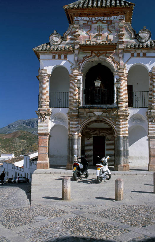 无人,竖图,室外,阳台,摩托车,自行车,西班牙,欧洲,节日,柱子,文化,车,脚踏车,车门,交通工具,祈祷,健康,许愿,摄影,宗教,信仰,纪念,复杂,祈求,基督教,宗教建筑,天主教,载具,安达路西亚,安特克拉,平安,彩图