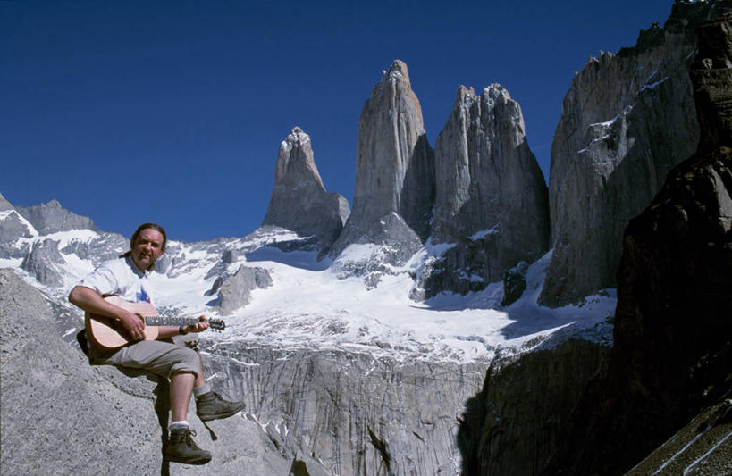 成年人,一个人,横图,室外,雪,智利,仅一个男性,表演,吉他,乐器,音乐,南美,摄影,拉丁美洲,吉他手,音乐人,百内国家公园,男人,岩石,彩图,摇摆舞,山景城