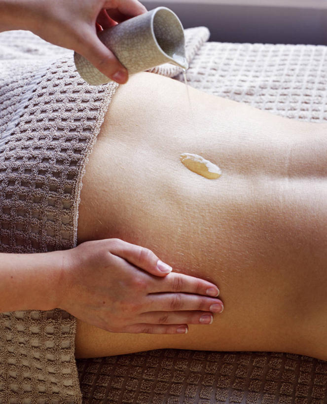 儿童,成年人,一个人,按摩师,美容院,竖图,室内,按摩,美容,旅游,度假,酒店,英国,北爱尔兰,倒,护肤,娱乐,水壶,模型,保养,享受,休闲,放松,SPA水疗,保健,温泉浴场,摄影,华贵,养颜,女孩,女人,技师,矿泉疗养地,彩图,水疗,唐区,保健人员,健身俱乐部